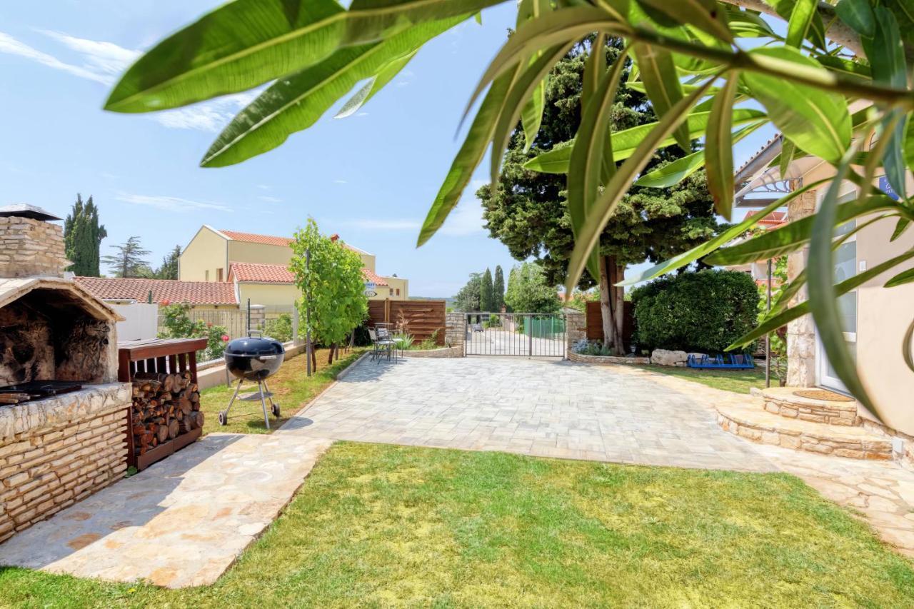 Holiday House "Laurus Garden" With Private Parking ميدولين المظهر الخارجي الصورة